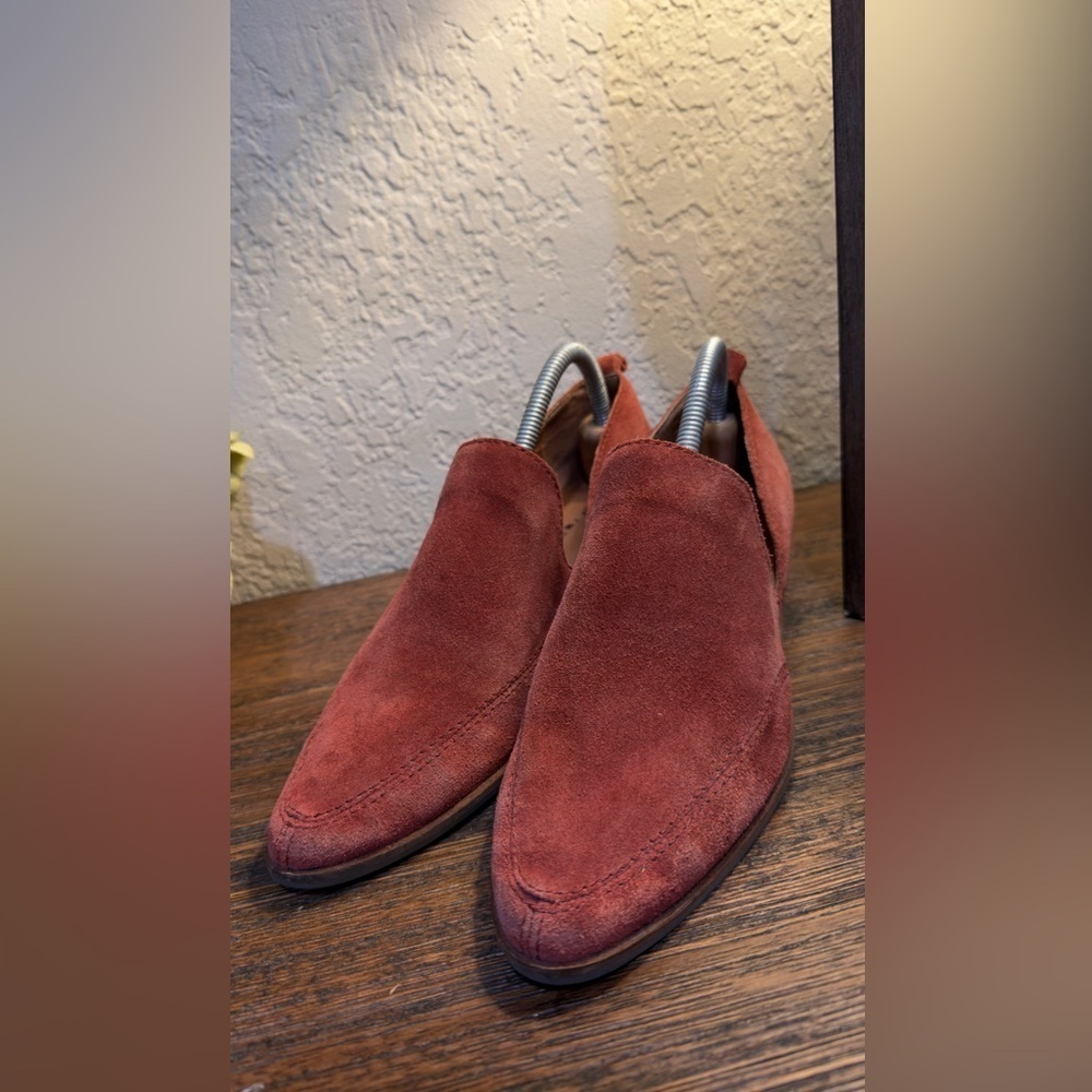 Lucky Brand Mahzan Bootie
Burgundy Suede Ankle Boots by Lucky Brand size 7.5